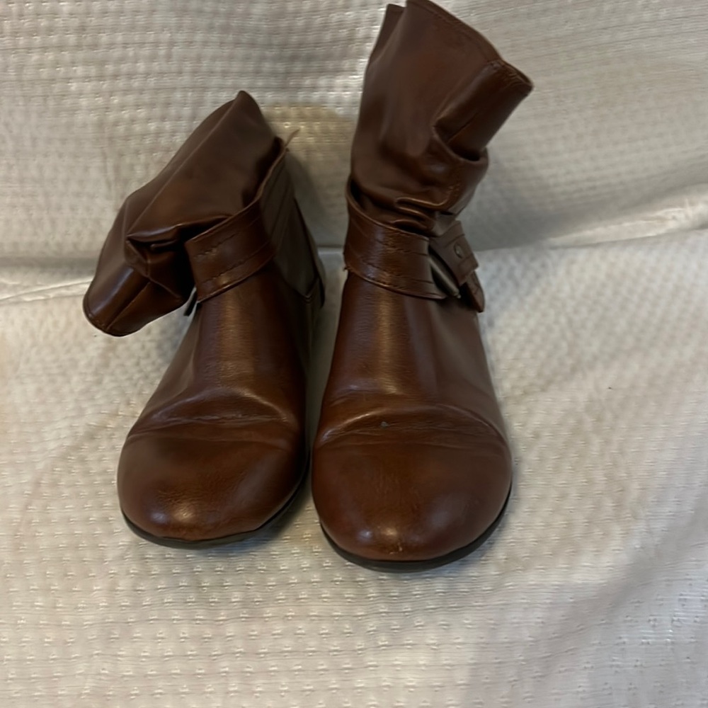 Brown boots brand is lower east side size 7 1/2